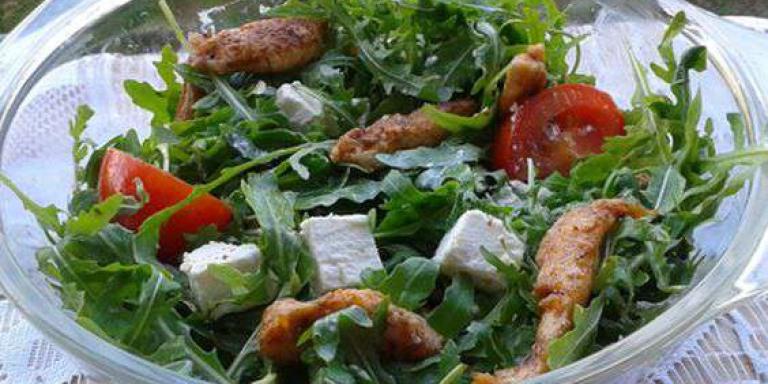 Салат с курицей и рукколой – пряный салат с рукколой, курицей и помидорами