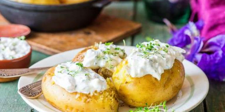 Молодой картофель в духовке с травами и соусом тартар: рецепт с фото