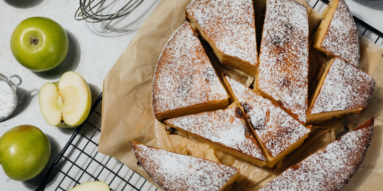 Шарлотка с яблоками и изюмом на сгущенном молоке, пошаговый рецепт с фото