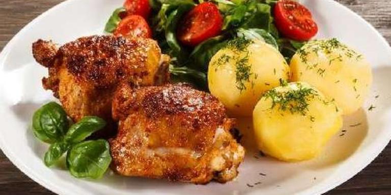 Куриные бёдрышки с чесноком и картофелем — рецепт с фото от Maggi