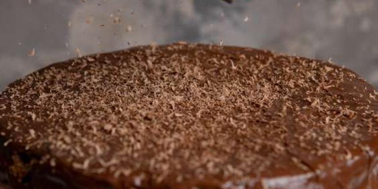 Шоколадный торт с сырным кремом в глазури – рецепт с фото от Maggi