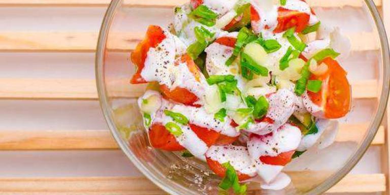 Салат с хрустящими овощами и йогуртовым соусом, рецепт с фото