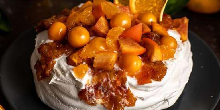 Торт павлова с хурмой, мандарином и физалисом — рецепт с фото от Maggi.ru