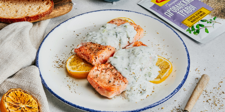 Нежный лосось под сметанно огуречным соусом - рецепт приготовления с фото от Maggi.ru