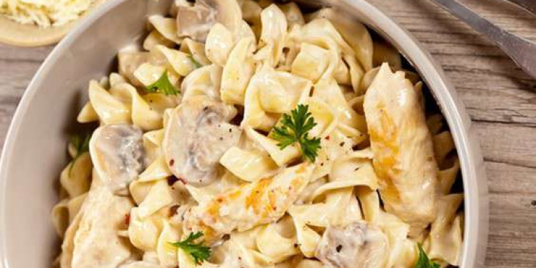 Макароны с курицей и грибами в сливочном соусе с карри: рецепт с фото