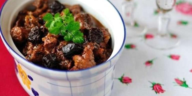 Свинина с черносливом, тушеная на сковороде — рецепт | maggi.ru