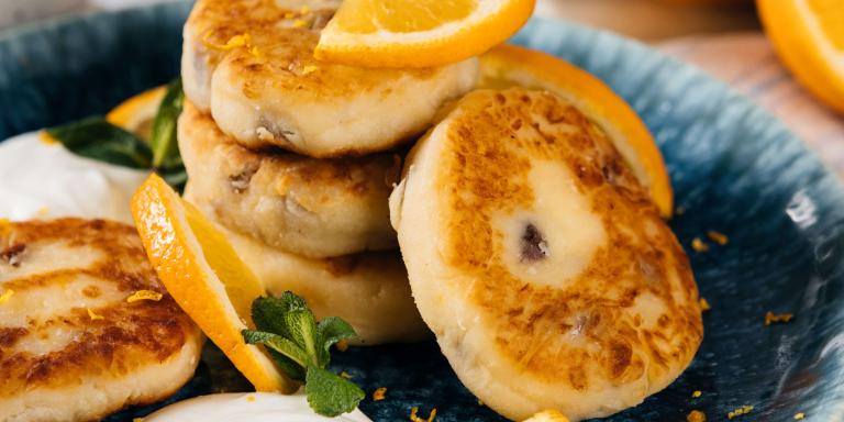 Аппетитные сырники с изюмом и апельсиновым ароматом: рецепт с фото